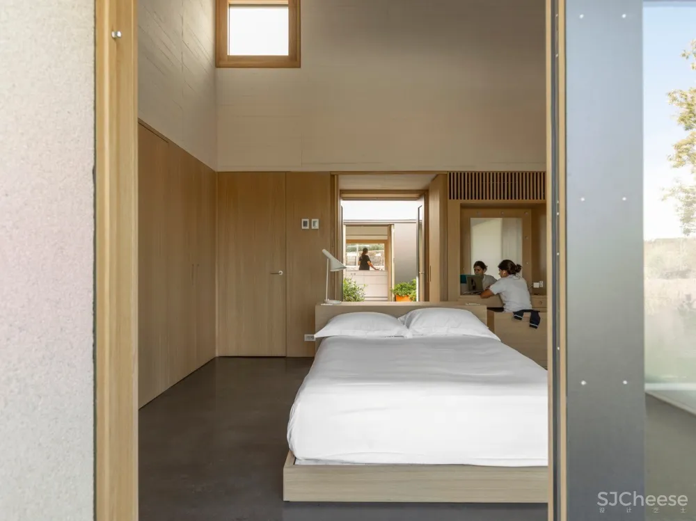 卡塞雷斯石屋 / Tuñón Arquitectos