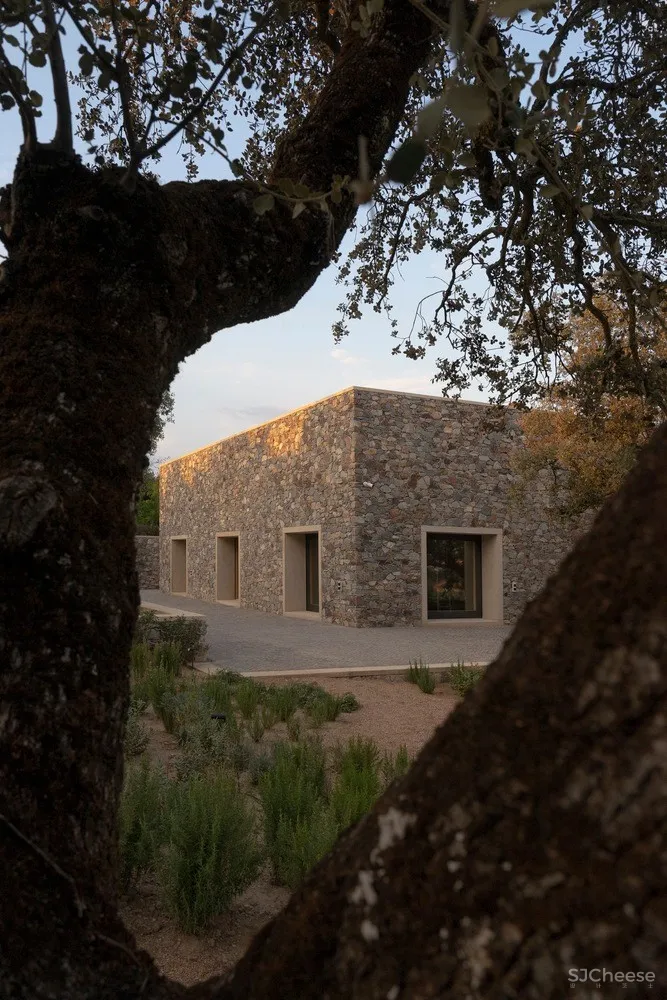 卡塞雷斯石屋 / Tuñón Arquitectos