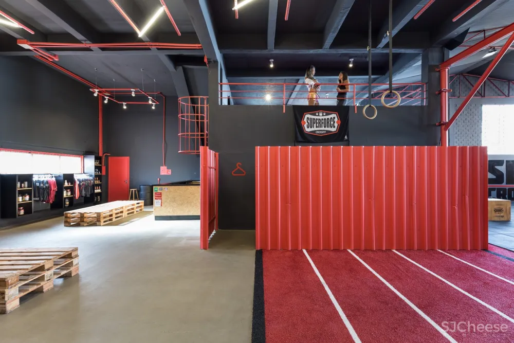 Grupo Nuvem Arquitetura | 汽车车间改造的SuperForce CrossFit健身总部 首