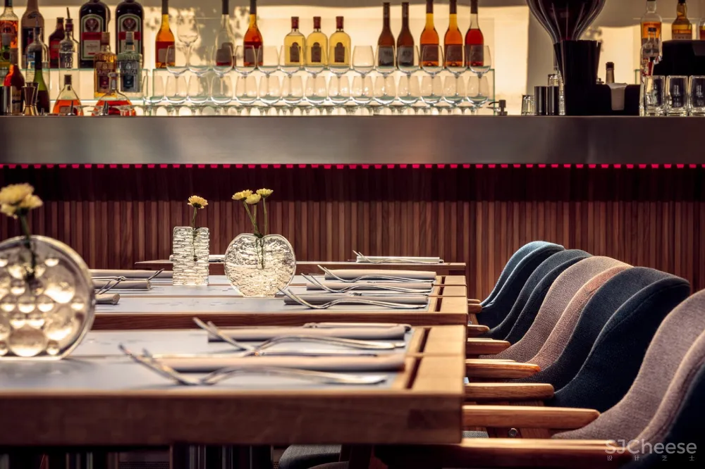 候车大厅内的酒吧餐厅,布达佩斯 / 81font