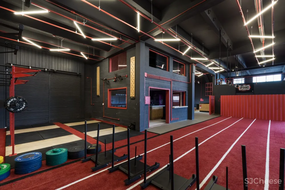 Grupo Nuvem Arquitetura | 汽车车间改造的SuperForce CrossFit健身总部 首