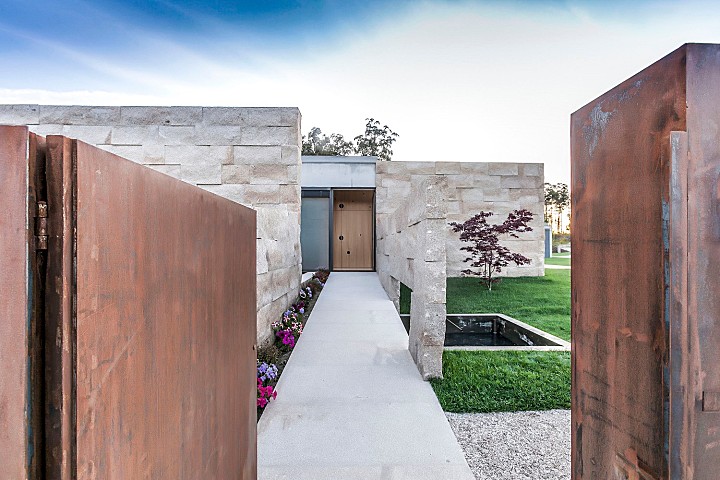 FCC Arquitectura | 葡萄牙拥有大地形区域的别墅 Campo das Paulas