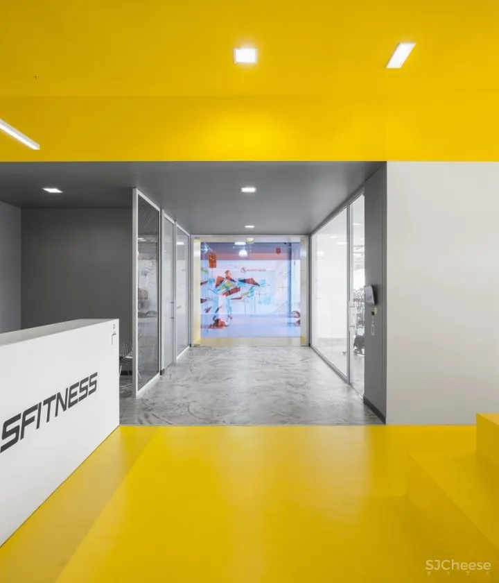 葡萄牙黄色点燃的健身俱乐部空间 | EstúdioAmatam