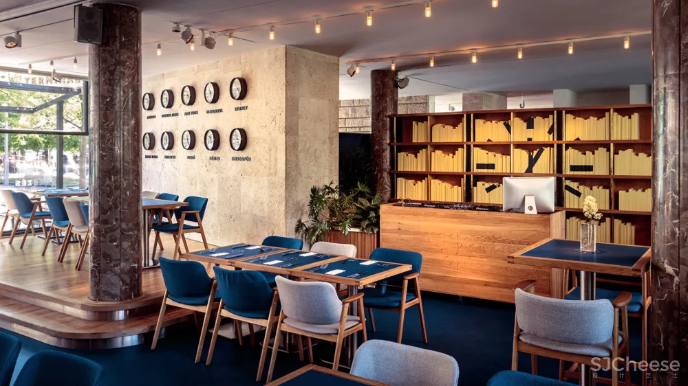 候车大厅内的酒吧餐厅,布达佩斯 / 81font