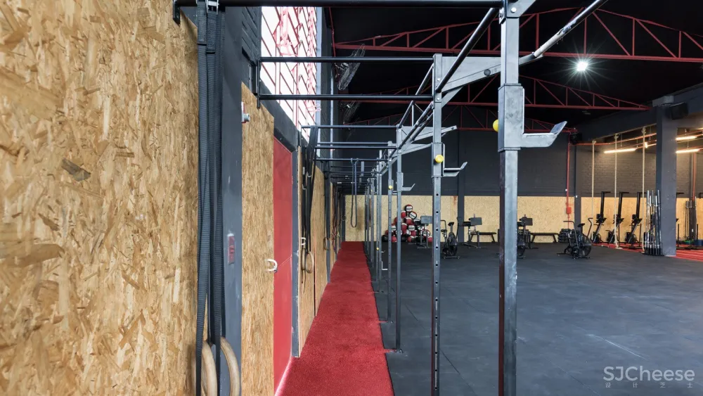 Grupo Nuvem Arquitetura | 汽车车间改造的SuperForce CrossFit健身总部 首