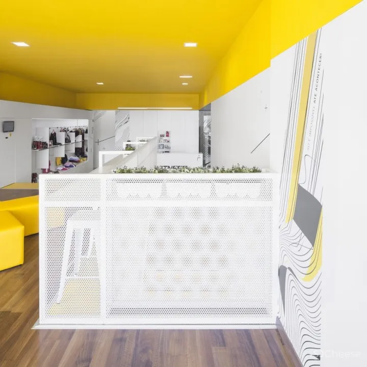 葡萄牙黄色点燃的健身俱乐部空间 | EstúdioAmatam