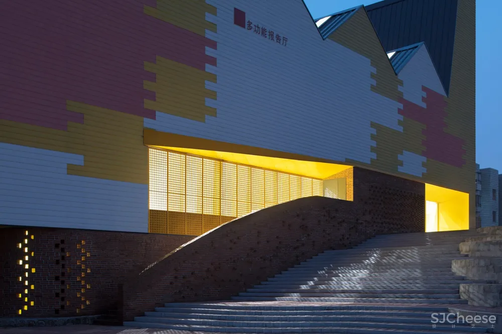 岳阳县三中学风雨操场兼报告厅,湖南 / 素朴建筑工作室