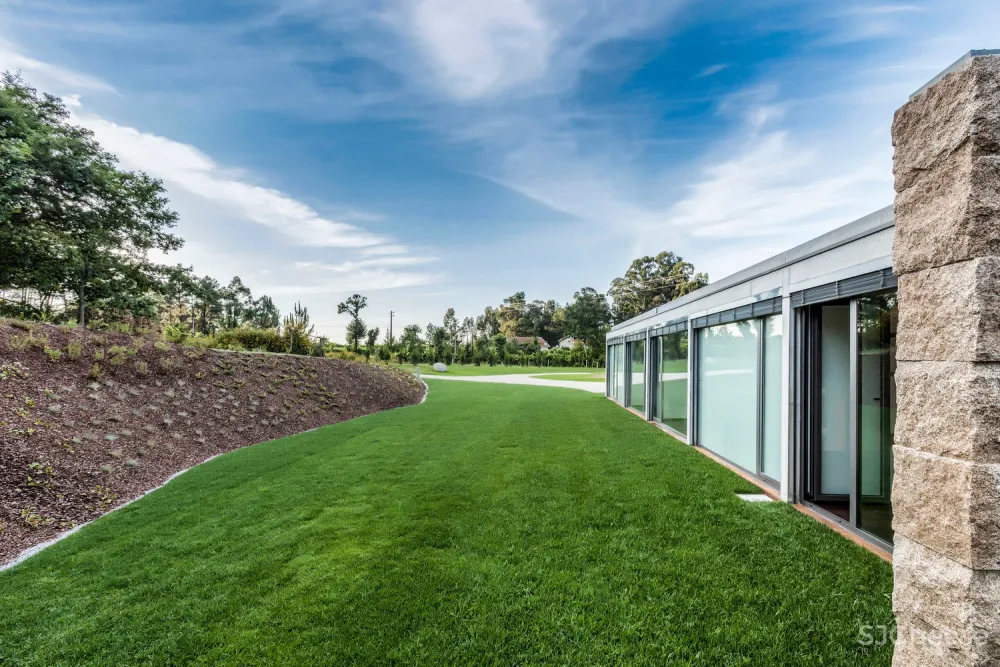 FCC Arquitectura | 葡萄牙拥有大地形区域的别墅 Campo das Paulas