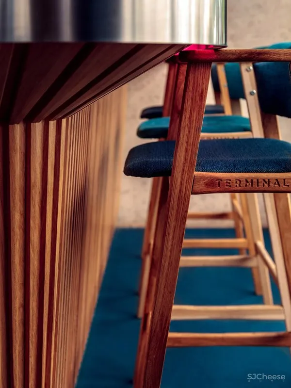 候车大厅内的酒吧餐厅,布达佩斯 / 81font