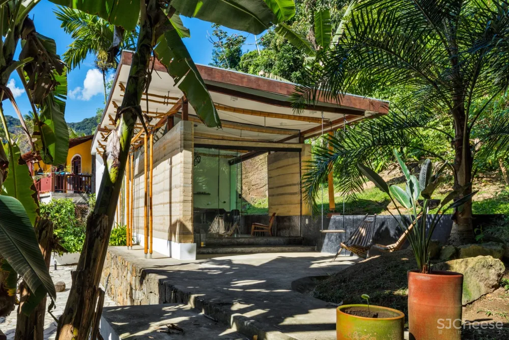 CRU! Architects | 石头与房子融为一体