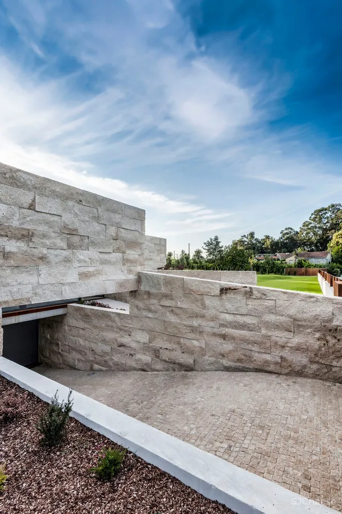 FCC Arquitectura | 葡萄牙拥有大地形区域的别墅 Campo das Paulas