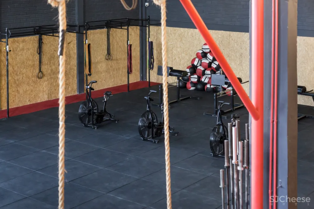 Grupo Nuvem Arquitetura | 汽车车间改造的SuperForce CrossFit健身总部 首