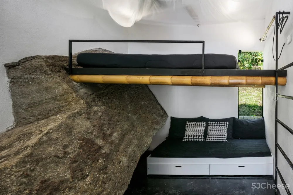 CRU! Architects | 石头与房子融为一体