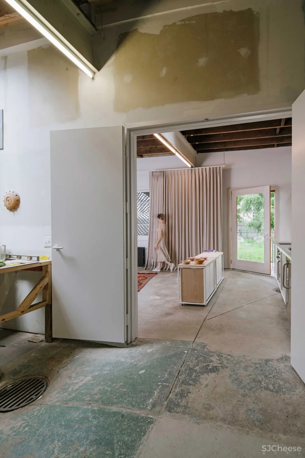 仓库改成家，粗糙的样子也很美