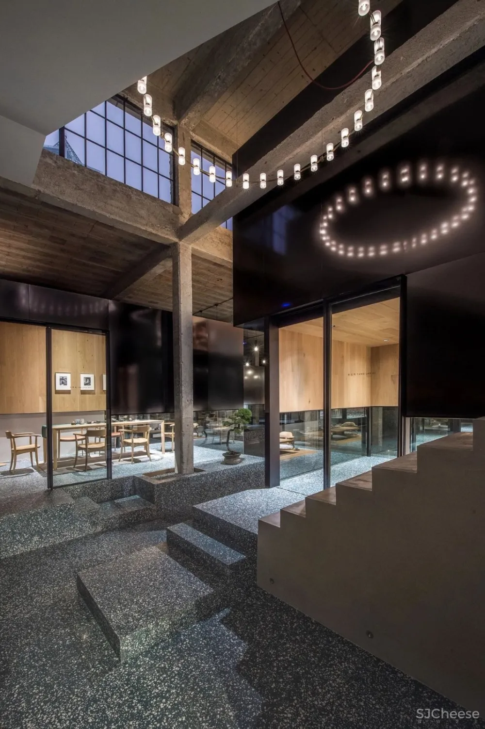 新作 | 耗资1000万,在450 m² 的老建筑内造了8个房子! 首