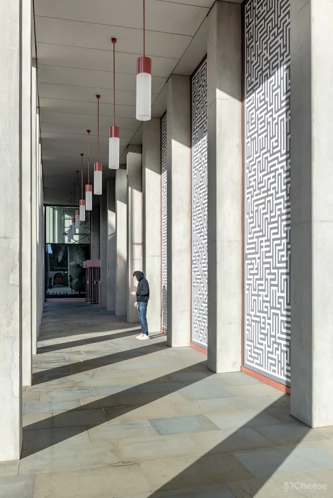 R7 | 粉色办公大楼