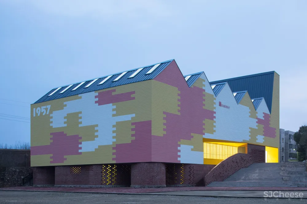 岳阳县三中学风雨操场兼报告厅,湖南 / 素朴建筑工作室