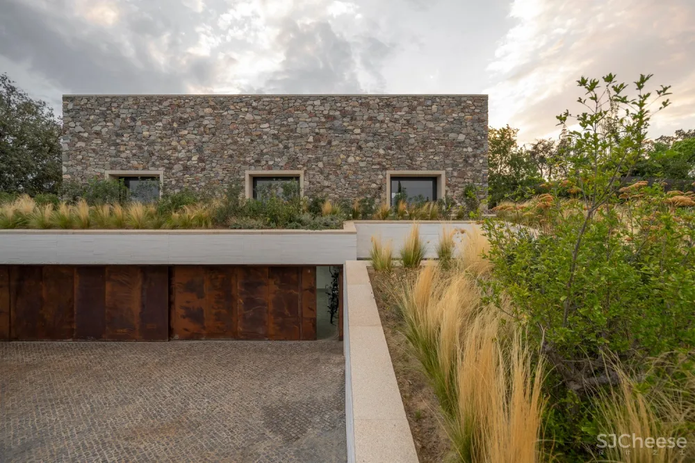 卡塞雷斯石屋 / Tuñón Arquitectos