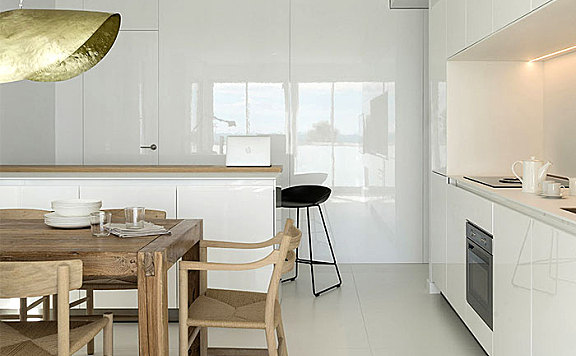 Susanna Cots | 巴塞罗那一间白色海边公寓