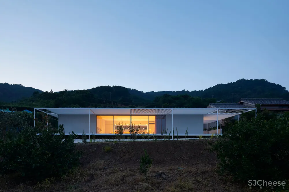 2id Architects | 日本柑橘种植园里的白色超极简住宅