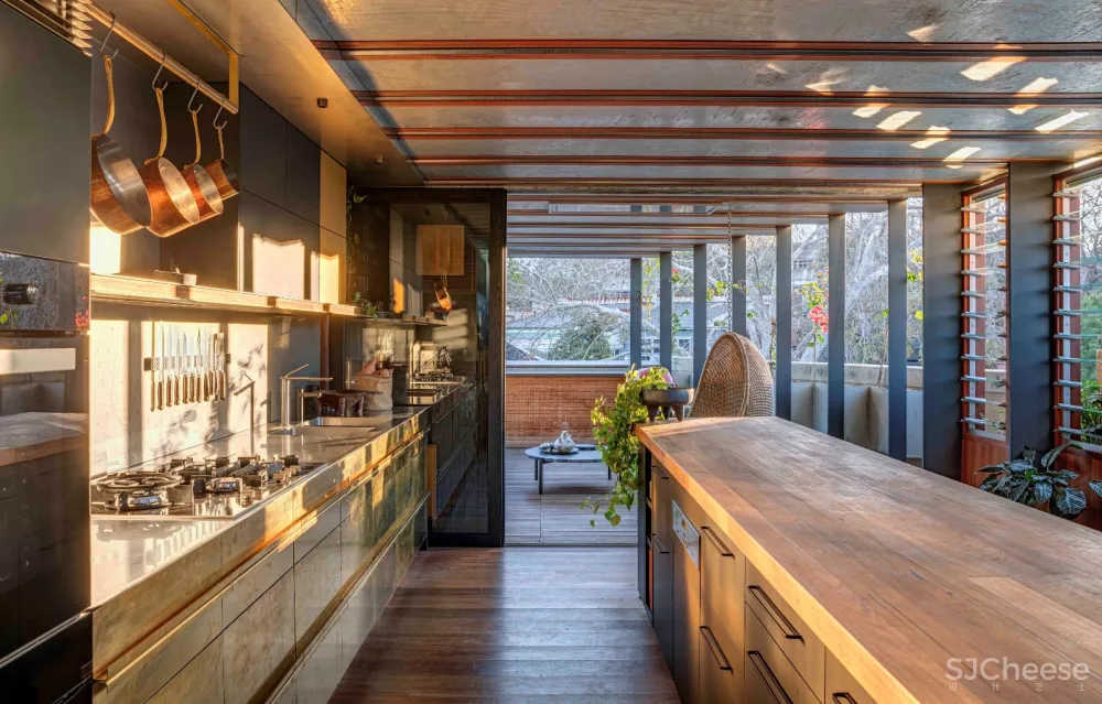 首发 | CplusC Architecture Firm事务所,市中心的丛林小屋