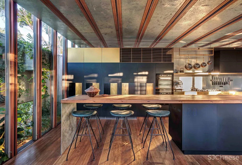 首发 | CplusC Architecture Firm事务所,市中心的丛林小屋