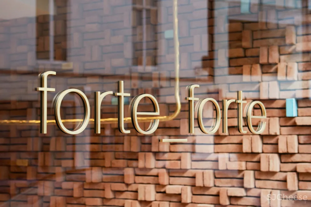 首发 | forte_forte在伦敦的最新精品店中结合了砖、黄玛瑙+黄铜元素