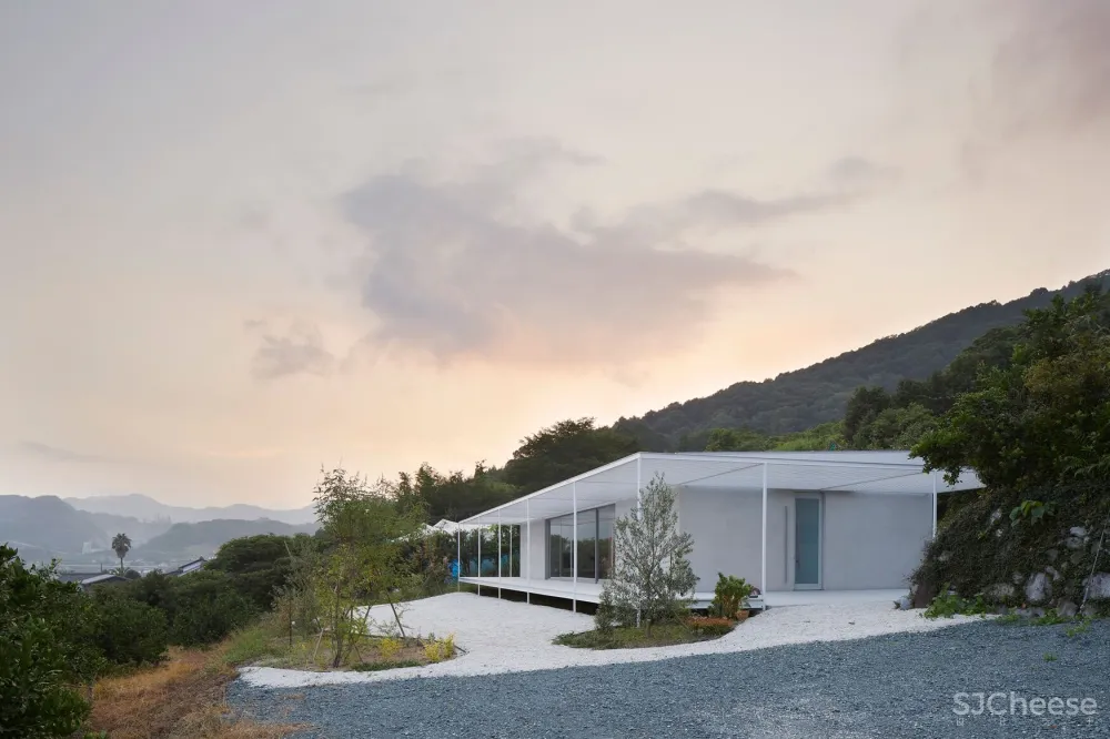 2id Architects | 日本柑橘种植园里的白色超极简住宅
