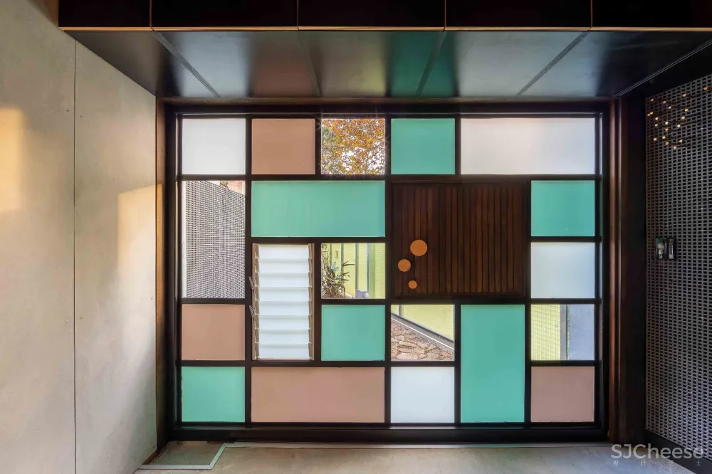 首发 | CplusC Architecture Firm事务所,市中心的丛林小屋