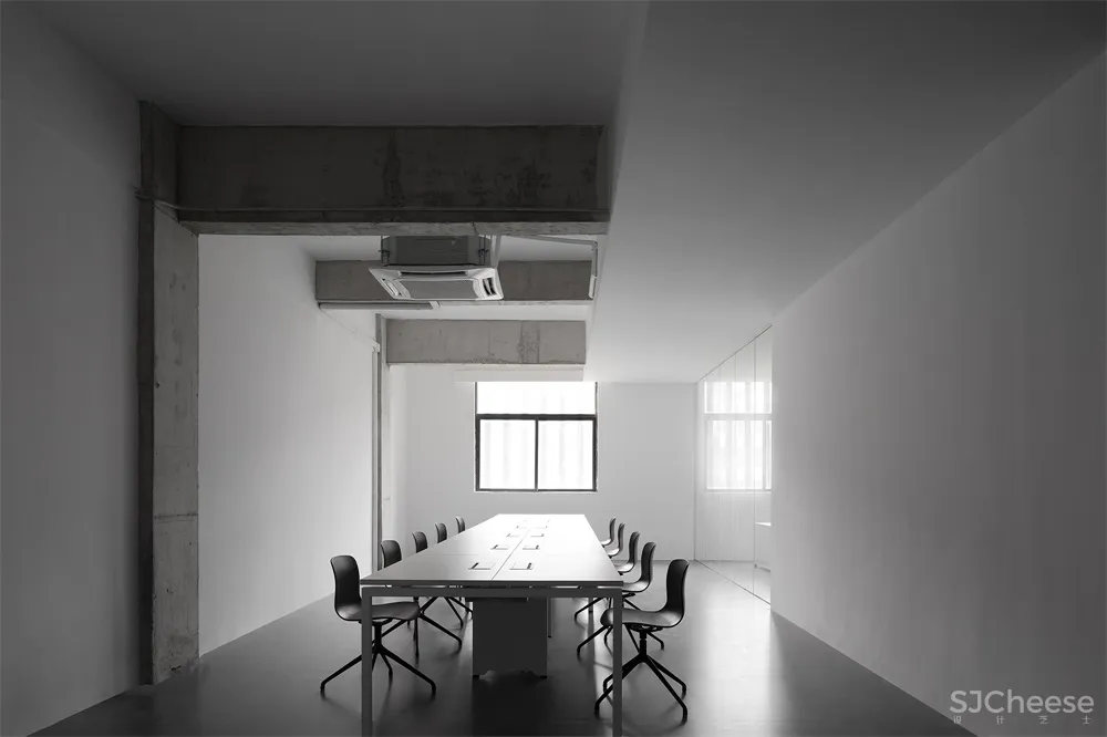 艾克建筑 | 叛逆者-JYC服饰办公空间