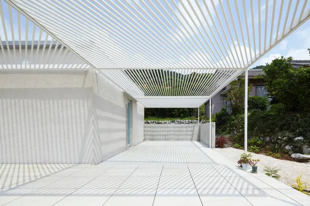 2id Architects | 日本柑橘种植园里的白色超极简住宅