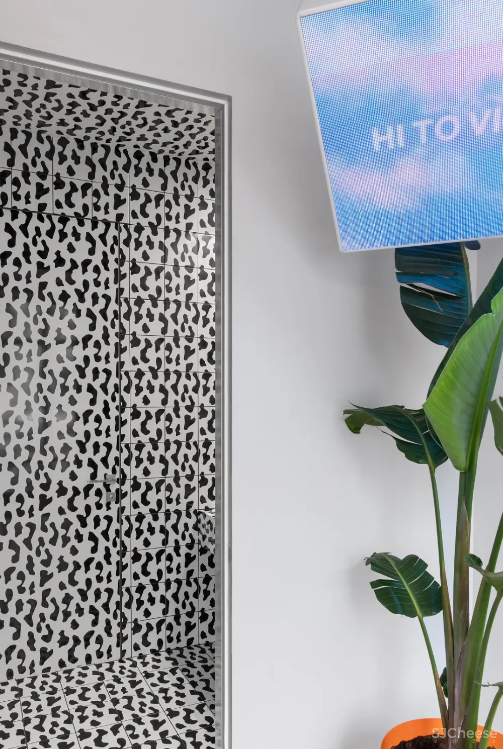 首发 | Eduard Eremchuk设计，俄罗斯牛纹瓷砖和方块风格的橙色咖啡馆