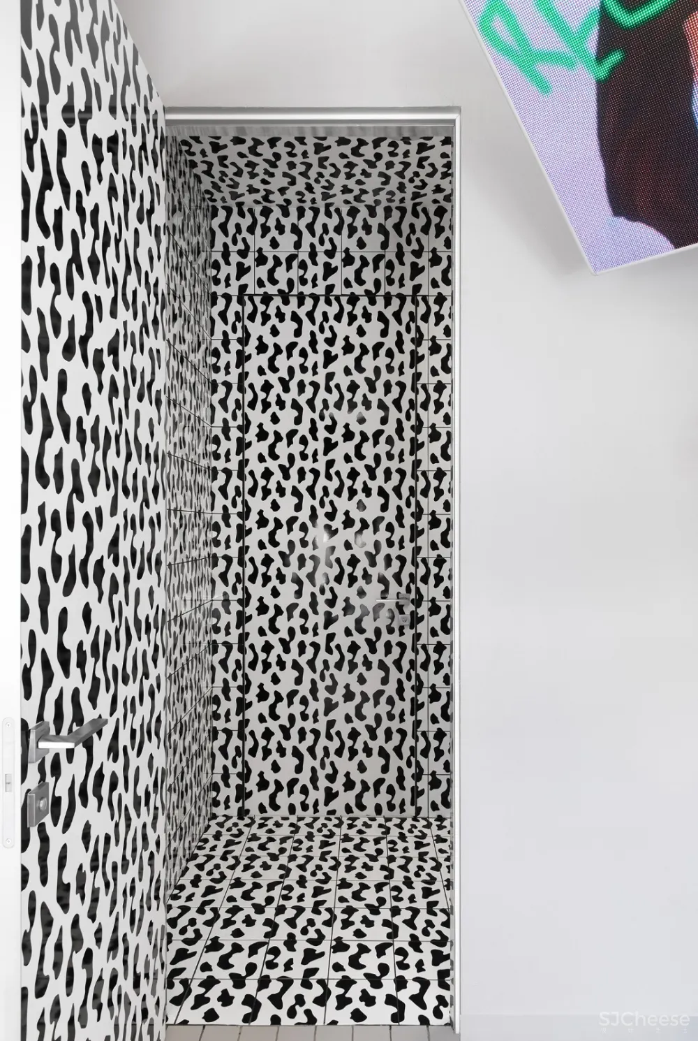 首发 | Eduard Eremchuk设计，俄罗斯牛纹瓷砖和方块风格的橙色咖啡馆