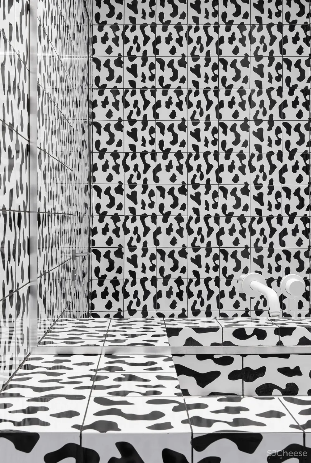 首发 | Eduard Eremchuk设计，俄罗斯牛纹瓷砖和方块风格的橙色咖啡馆