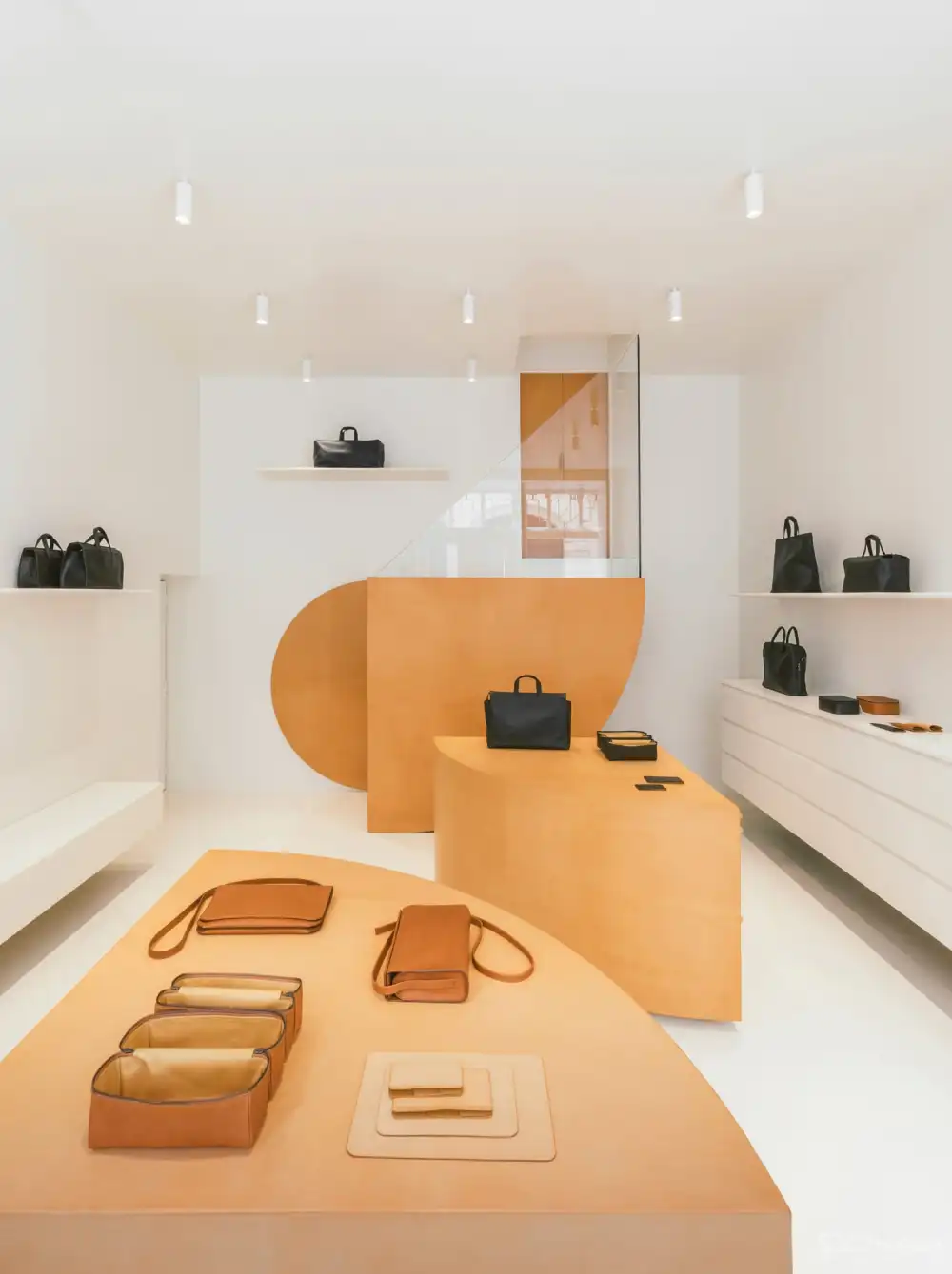 Bernard Dubois | 巴黎皮具品牌Isaac Reina精品店