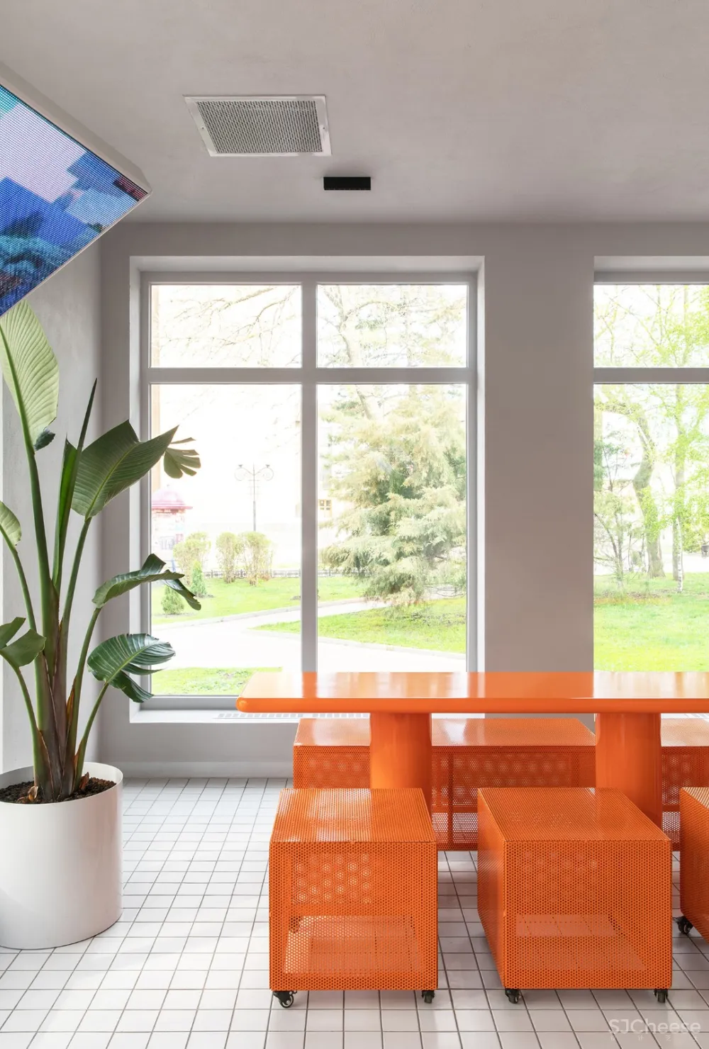 首发 | Eduard Eremchuk设计，俄罗斯牛纹瓷砖和方块风格的橙色咖啡馆