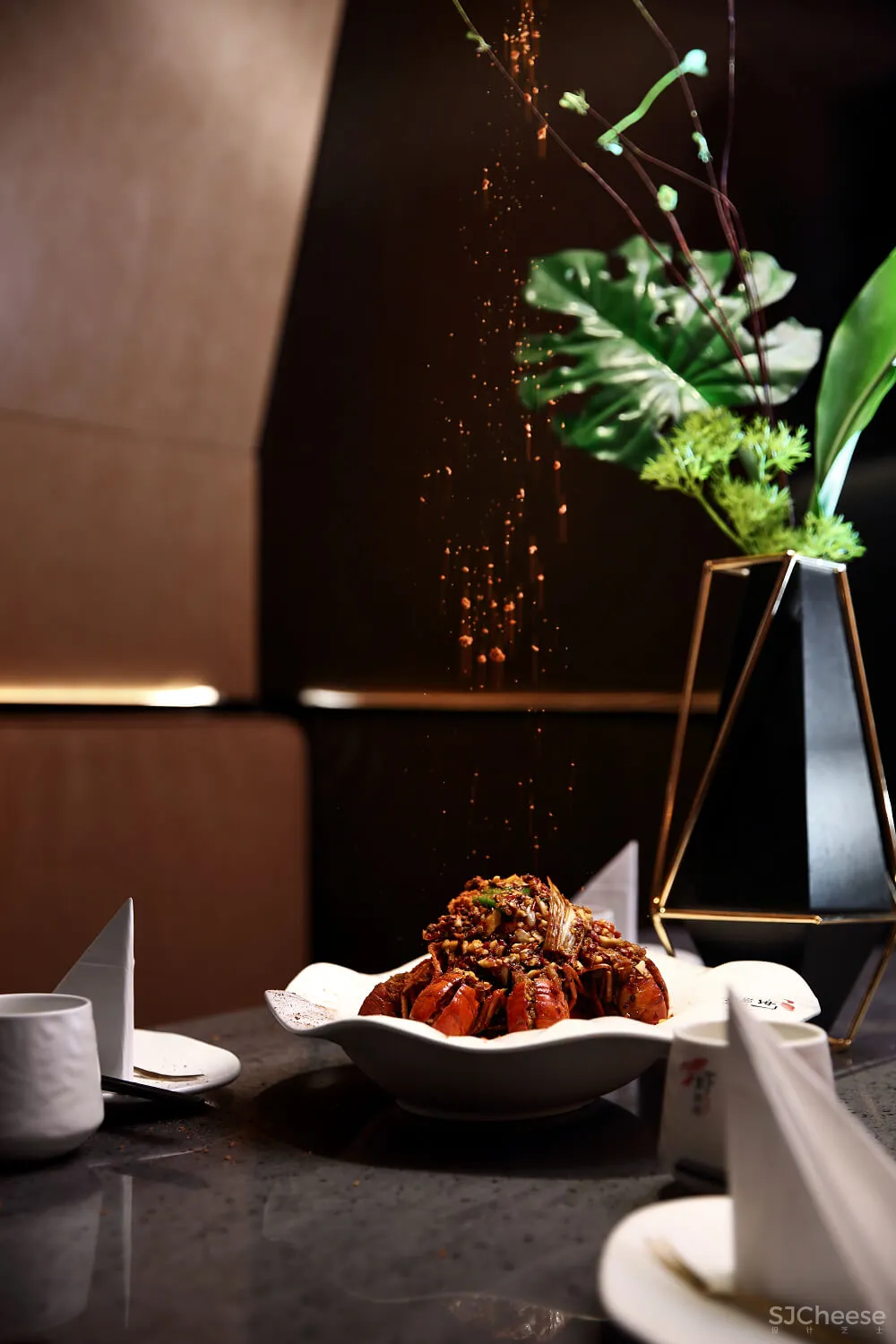 艺鼎新作 | 坚硬的外壳里，藏着鲜嫩的虾肉-虾胡闹