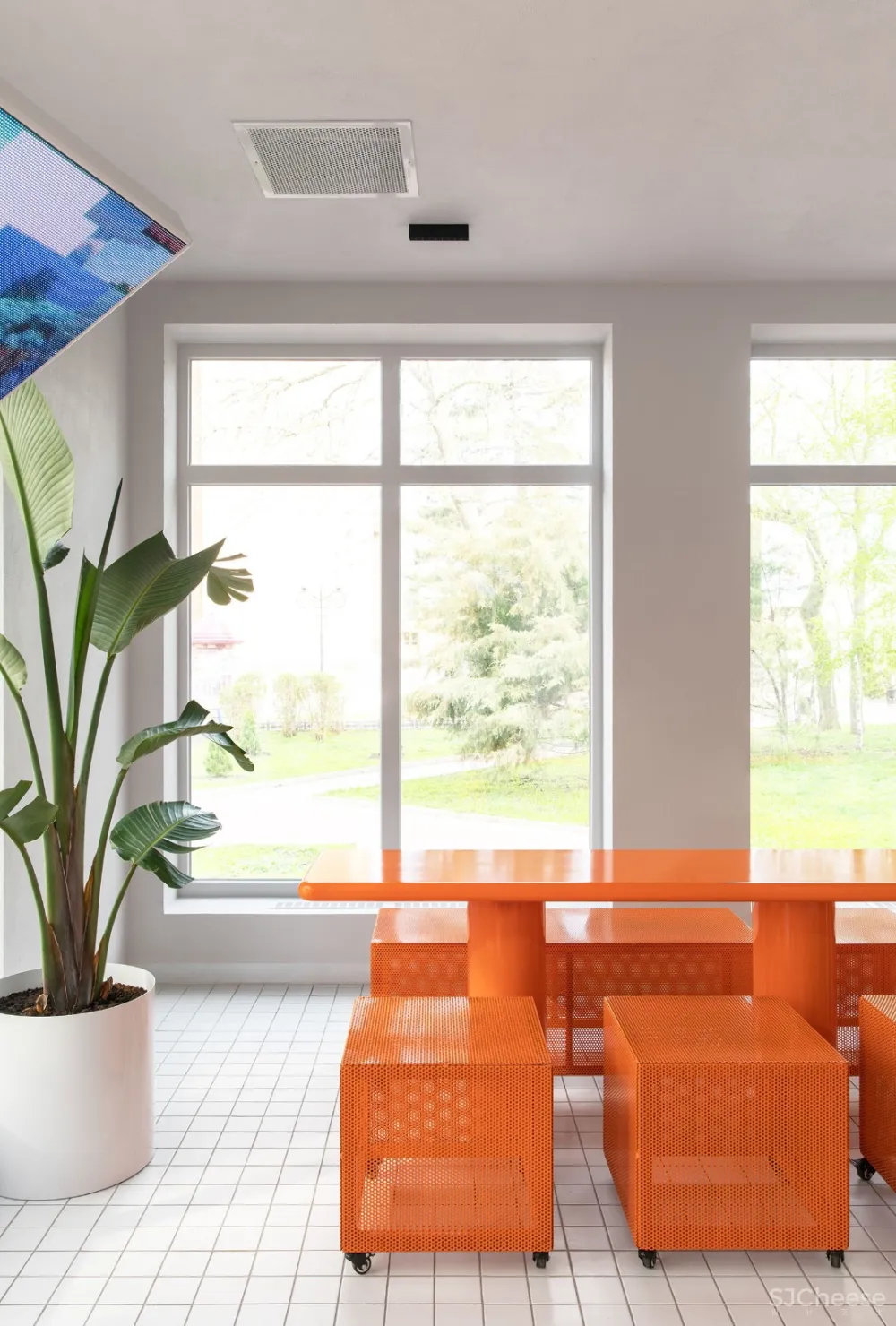 首发 | Eduard Eremchuk设计，俄罗斯牛纹瓷砖和方块风格的橙色咖啡馆