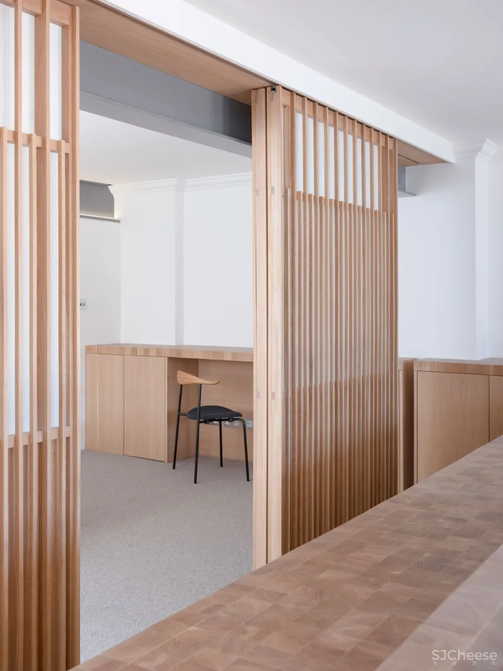 首发 | COFFEY ARCHITECTS设计,伦敦公寓翻新覆盖了数千块实木块