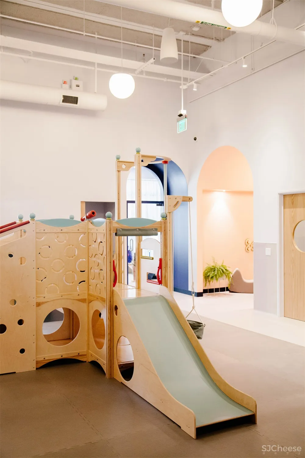 洛杉矶这家儿童保育中心运用了经典蓝