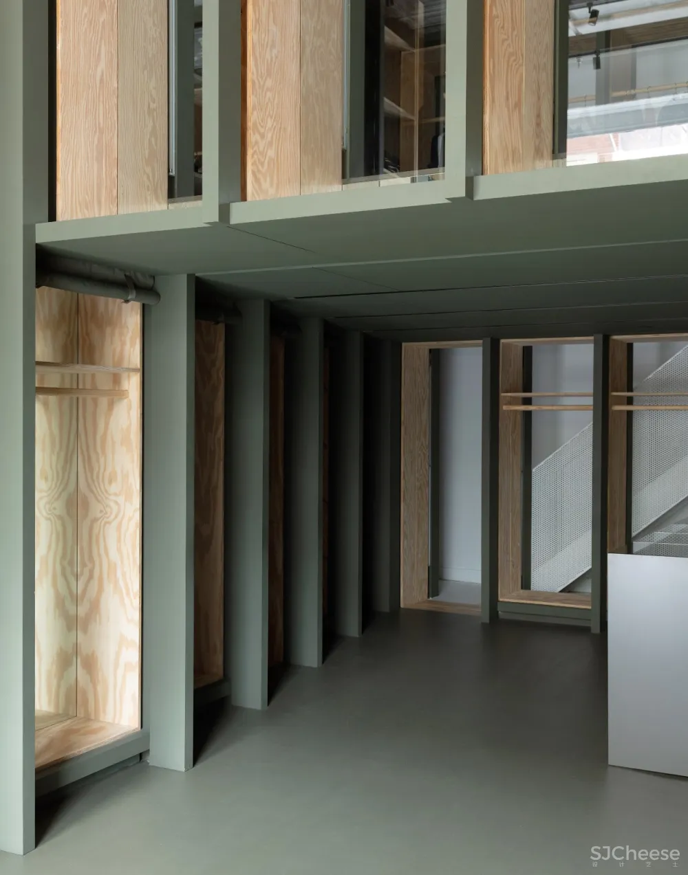 首发 | ABA architects设计,纽约市的Maharishi商店由绿色胶合板橱柜组成