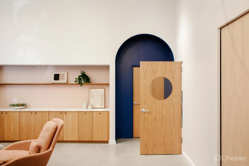 洛杉矶这家儿童保育中心运用了经典蓝