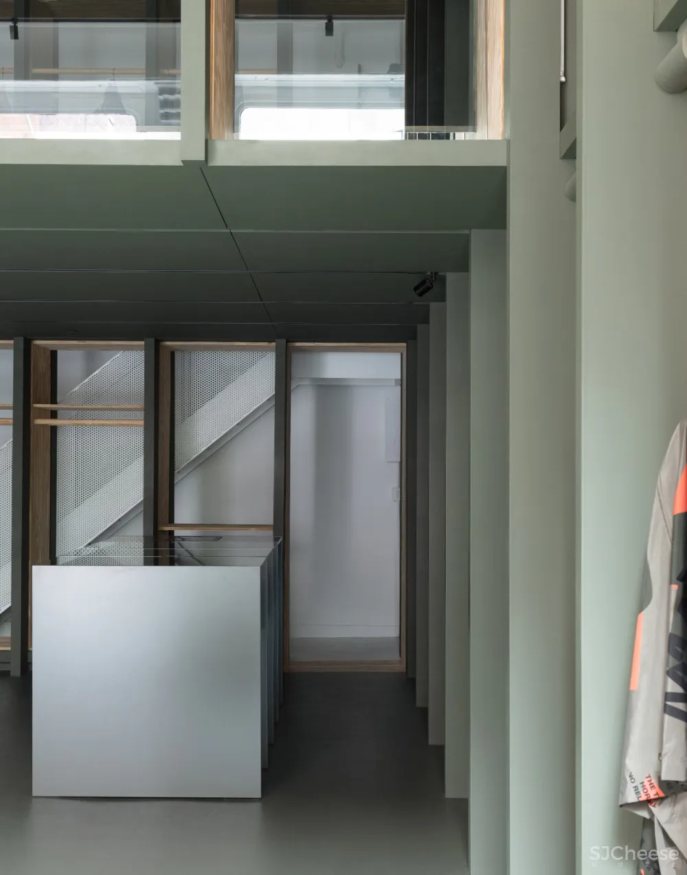 首发 | ABA architects设计,纽约市的Maharishi商店由绿色胶合板橱柜组成