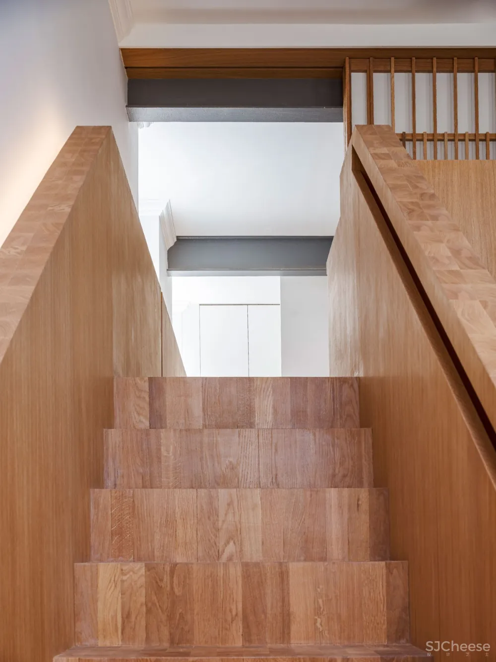 首发 | COFFEY ARCHITECTS设计,伦敦公寓翻新覆盖了数千块实木块