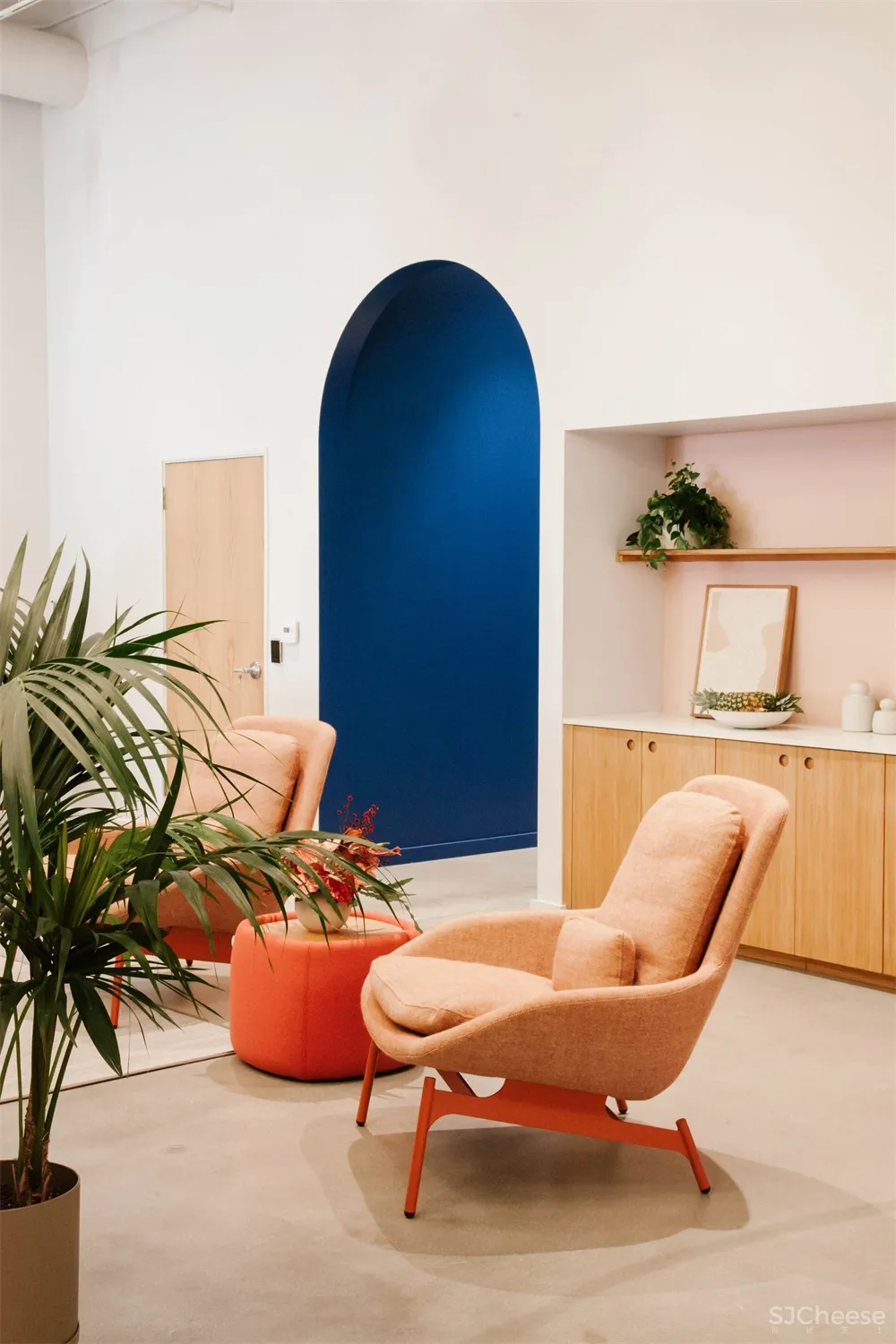 洛杉矶这家儿童保育中心运用了经典蓝