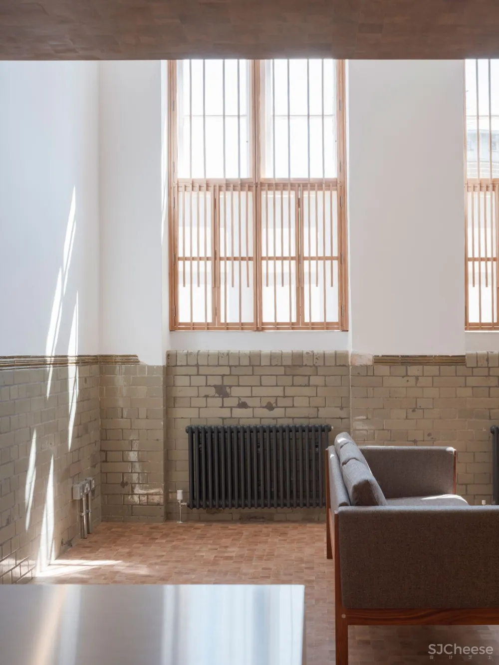 首发 | COFFEY ARCHITECTS设计,伦敦公寓翻新覆盖了数千块实木块