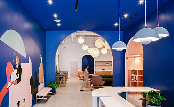 洛杉矶这家儿童保育中心运用了经典蓝