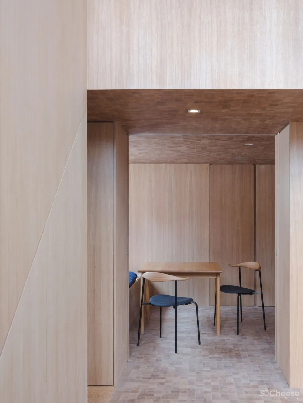 首发 | COFFEY ARCHITECTS设计,伦敦公寓翻新覆盖了数千块实木块