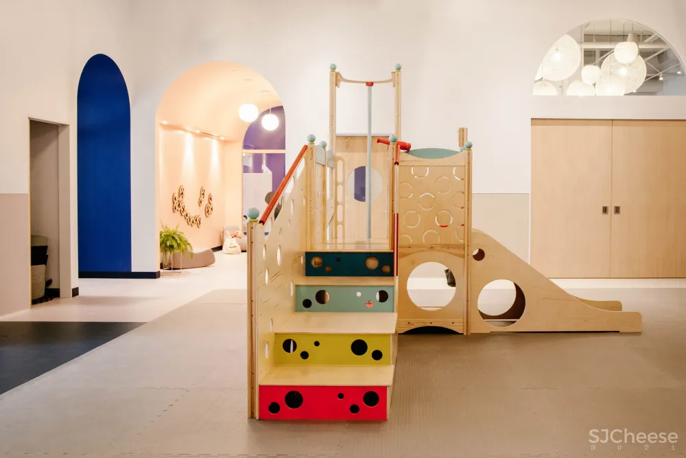 洛杉矶这家儿童保育中心运用了经典蓝