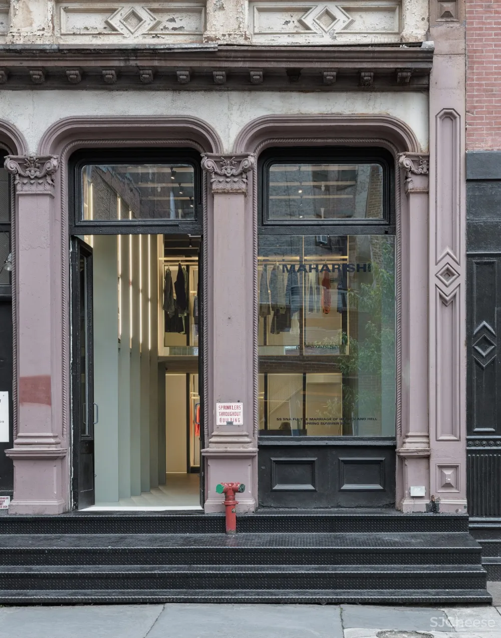 首发 | ABA architects设计,纽约市的Maharishi商店由绿色胶合板橱柜组成